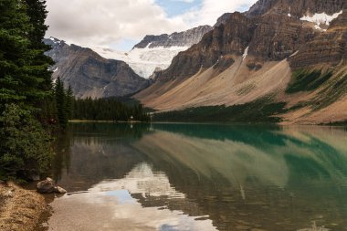 Banff Ulusal Parkı, Alberta, Kanada 'da göl ve dağlarla manzaralı bir yer.