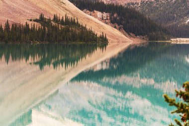 Banff Ulusal Parkı, Alberta, Kanada 'da zümrüt gölü ve manzaralı dağlarla güzel doğal manzara.