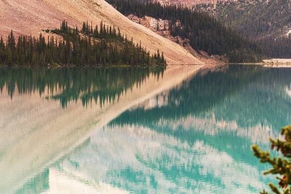 Krásný Přírodní Výhled Smaragdovým Jezerem Malebnými Horami Národním Parku Banff — Stock fotografie