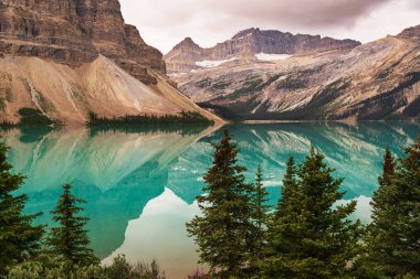 Banff Ulusal Parkı, Alberta, Kanada 'da dağları olan görkemli doğal manzara.