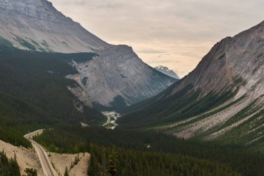 Banff Ulusal Parkı, Alberta, Kanada 'da dağları olan görkemli doğal manzara.
