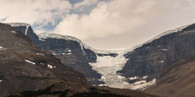 Athabaska Fall, Alberta, Kanada 'lı güzel doğal manzara