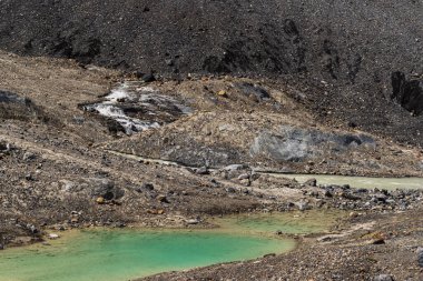 Talbot Gölü ve güzel dağlarla doğal manzara, Alberta, Kanada
