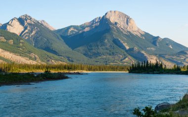Talbot Gölü ve güzel dağlarla doğal manzara, Alberta, Kanada