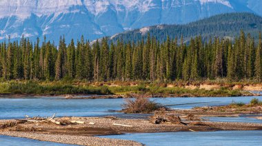 Banff Ulusal Parkı, Alberta, Kanada 'da dağları olan görkemli doğal manzara.