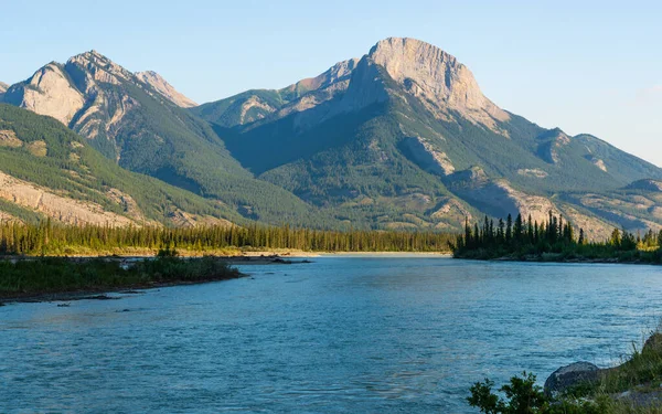 Talbot Gölü ve güzel dağlarla doğal manzara, Alberta, Kanada
