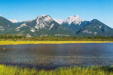 Talbot Gölü ve manzaralı dağlarla doğal manzara, Alberta, Kanada