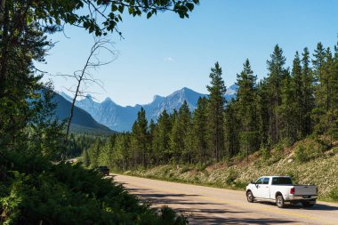 Banff Ulusal Parkı 'ndaki yol ve dağlar, Alberta, Kanada