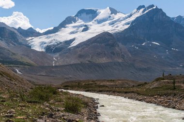 Banff Ulusal Parkı 'ndaki görkemli dağlar, Alberta, Kanada