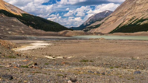Φυσικό Τοπίο Talbot Λίμνη Και Όμορφα Βουνά Αλμπέρτα Καναδάς — Φωτογραφία Αρχείου