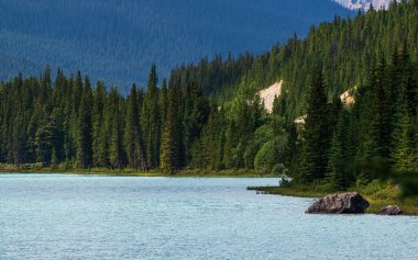 Talbot Gölü ve manzaralı dağlarla doğal manzara, Alberta, Kanada