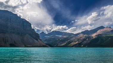 Banff Ulusal Parkı, Alberta, Kanada 'da zümrüt gölü ve manzaralı dağlarla güzel doğal manzara.
