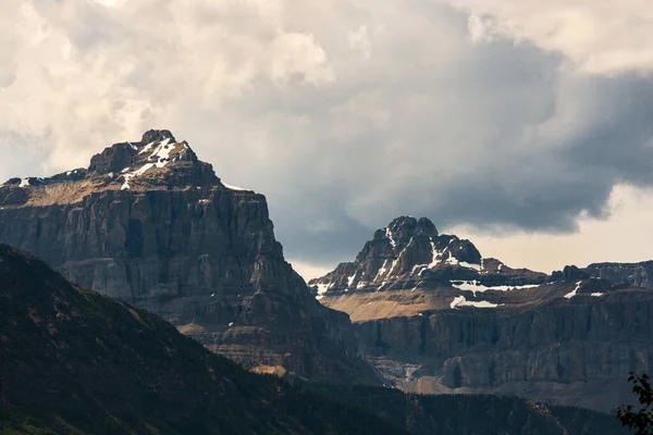 Banff Ulusal Parkı 'ndaki görkemli dağlar, Alberta, Kanada
