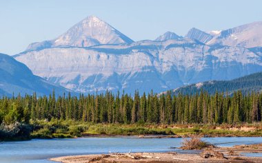 Talbot Gölü ve manzaralı dağlar, Alberta, Kanada