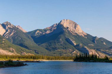 Banff Ulusal Parkı, Alberta, Kanada 'da göl ve dağlarla manzaralı bir yer.
