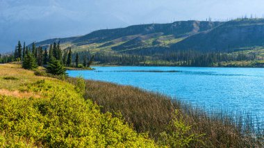 Banff Ulusal Parkı, Kanada 'da Gölü ve Dağlarıyla Güzel Doğal Manzara