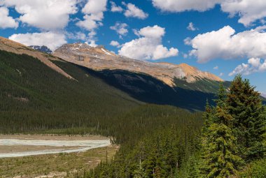Banff Ulusal Parkı, Alberta, Kanada 'da dağları ve nehri olan güzel bir manzara.