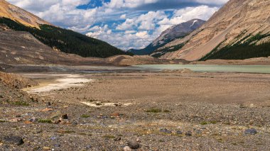 Talbot Gölü ve manzaralı dağlarla doğal manzara, Alberta, Kanada