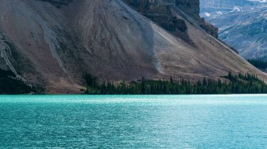 Banff Ulusal Parkı, Alberta, Kanada 'da göl ve dağlarla manzaralı bir yer.