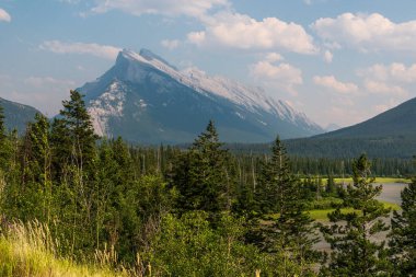 Jasper Ulusal Parkı, Alberta, Kanada 'da manzaralı dağlarla dolu güzel bir manzara.