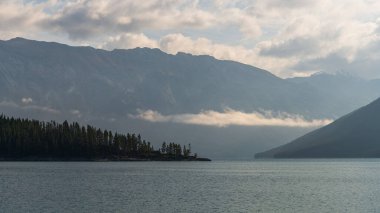 İki Jack Gölü ve manzaralı dağlar, Alberta, Kanada