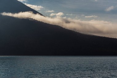 İki Jack Gölü ve manzaralı dağlar, Alberta, Kanada