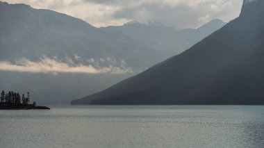 İki Jack Gölü ve manzaralı dağlar, Alberta, Kanada