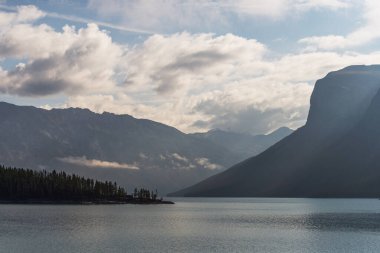 İki Jack Gölü ve manzaralı dağlar, Alberta, Kanada