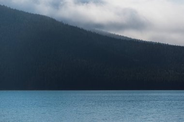 İki Jack Gölü ve manzaralı dağlar, Alberta, Kanada
