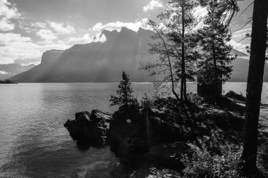 İki Jack Gölü ve manzaralı dağlar, Alberta, Kanada