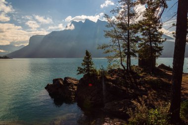 İki Jack Gölü ve manzaralı dağlar, Alberta, Kanada