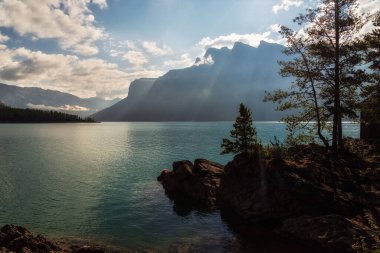 İki Jack Gölü ve manzaralı dağlar, Alberta, Kanada