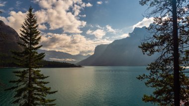 İki Jack Gölü ve manzaralı dağlar, Alberta, Kanada
