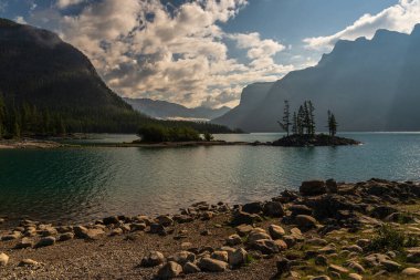 İki Jack Gölü ve manzaralı dağlar, Alberta, Kanada