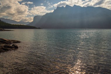 İki Jack Gölü ve manzaralı dağlar, Alberta, Kanada