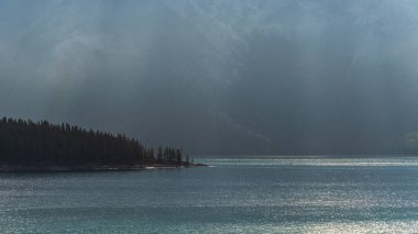 İki Jack Gölü ve manzaralı dağlar, Alberta, Kanada