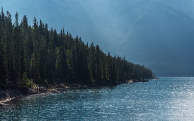 İki Jack Gölü ve manzaralı dağlar, Alberta, Kanada