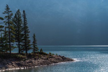 İki Jack Gölü ve manzaralı dağlar, Alberta, Kanada