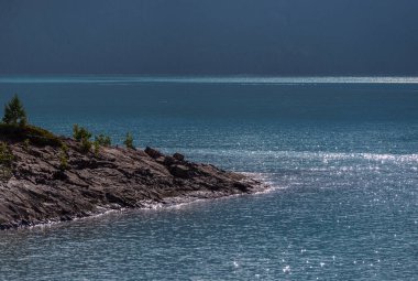 İki Jack Gölü ve manzaralı dağlar, Alberta, Kanada