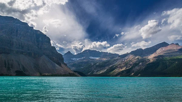 バンフ国立公園 アルバータ州 カナダのエメラルド湖と風光明媚な山々と美しい自然の景色 — ストック写真