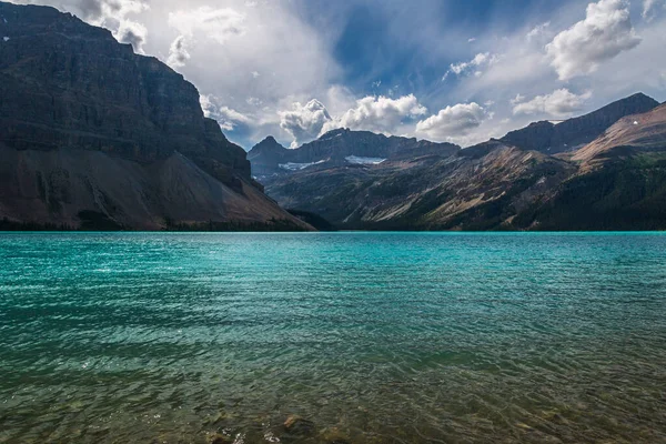 加拿大艾伯塔省班夫国家公园有湖泊和山脉的风景 — 图库照片