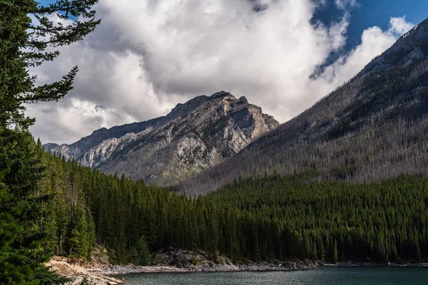 Bellissimo Paesaggio Con Due Jack Lake Montagne Panoramiche Alberta Canada — Foto Stock