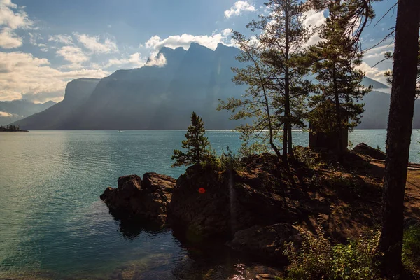 İki Jack Gölü ve manzaralı dağlar, Alberta, Kanada