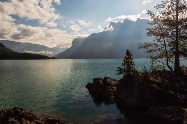 Красивый Пейзаж Двумя Озерами Джека Живописными Горами Альберта Канада — стоковое фото