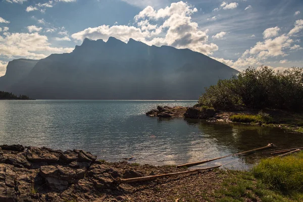 İki Jack Gölü ve manzaralı dağlar, Alberta, Kanada