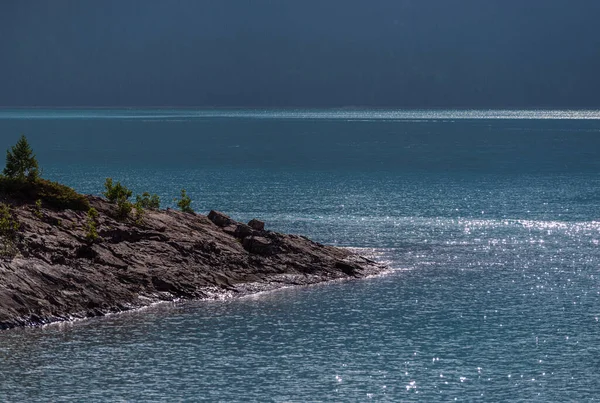 İki Jack Gölü ve manzaralı dağlar, Alberta, Kanada