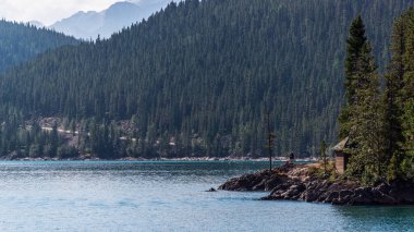 İki Jack Gölü ve manzaralı dağlar, Alberta, Kanada