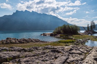 İki Jack Gölü ve manzaralı dağlar, Alberta, Kanada