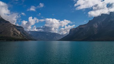İki Jack Gölü ve manzaralı dağlar, Alberta, Kanada