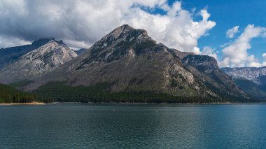 İki Jack Gölü ve manzaralı dağlar, Alberta, Kanada